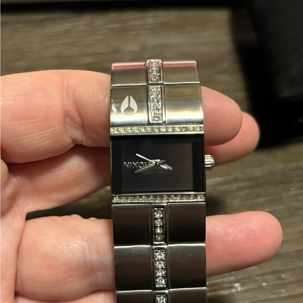 Nixon Silver watch with Sleek Design.